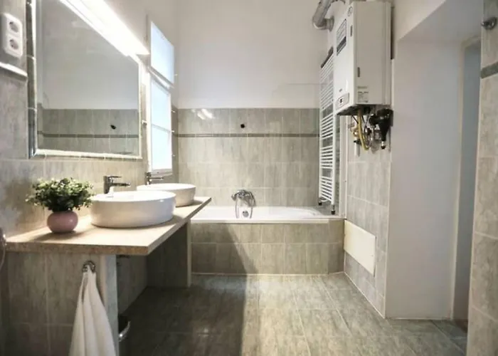 Unwind In Style W Sauna Dsgn 2br * Budapest